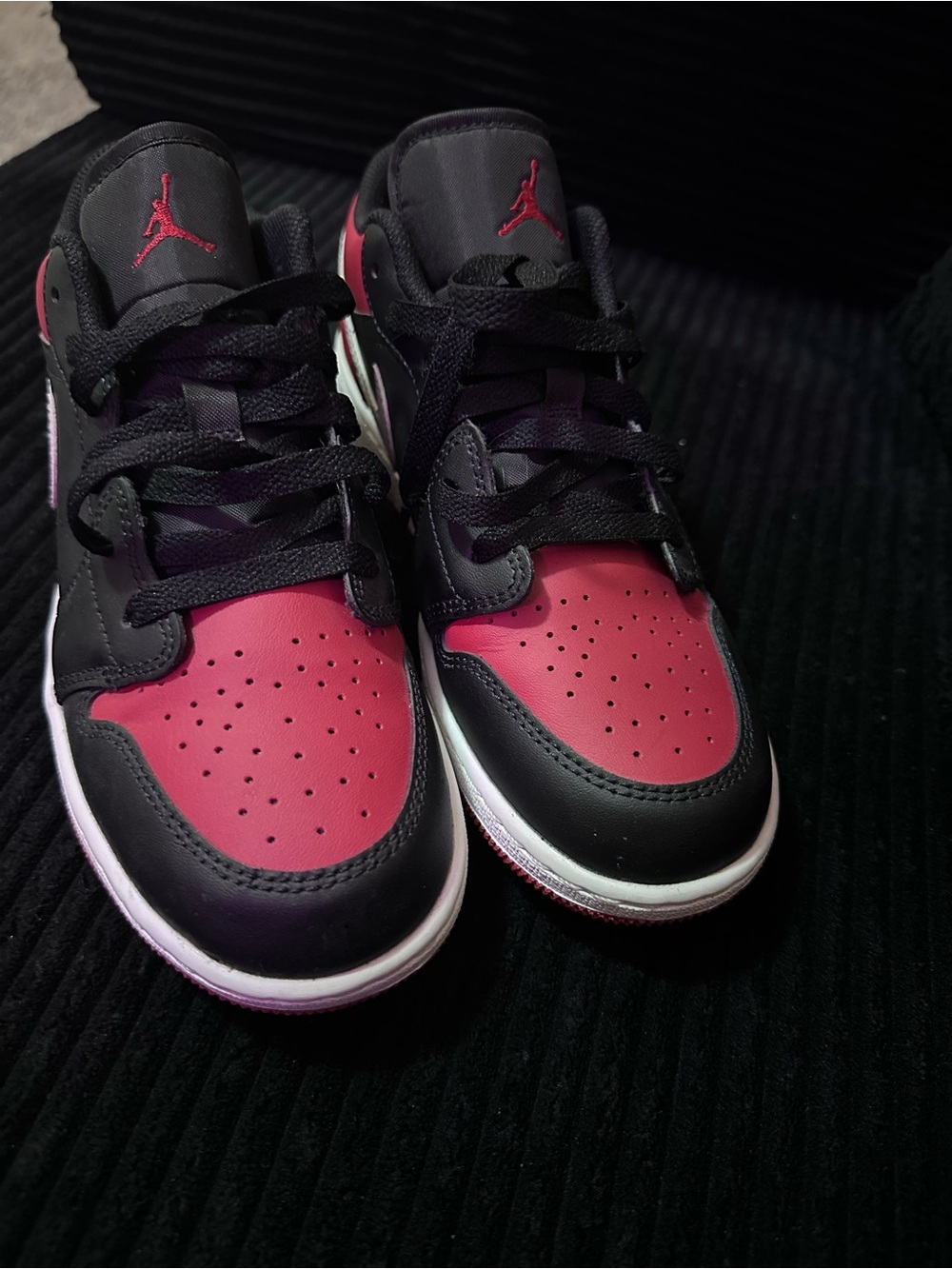 Jordan Kids Low-Top Sneakers in Black & Redberry